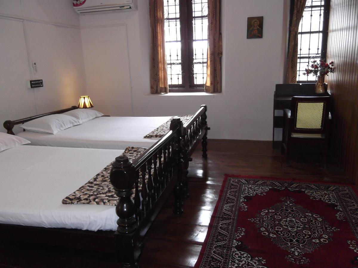 Madeleine Inn Kochi Buitenkant foto