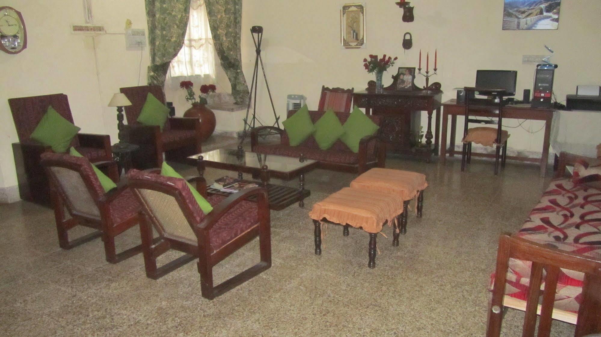 Madeleine Inn Kochi Buitenkant foto