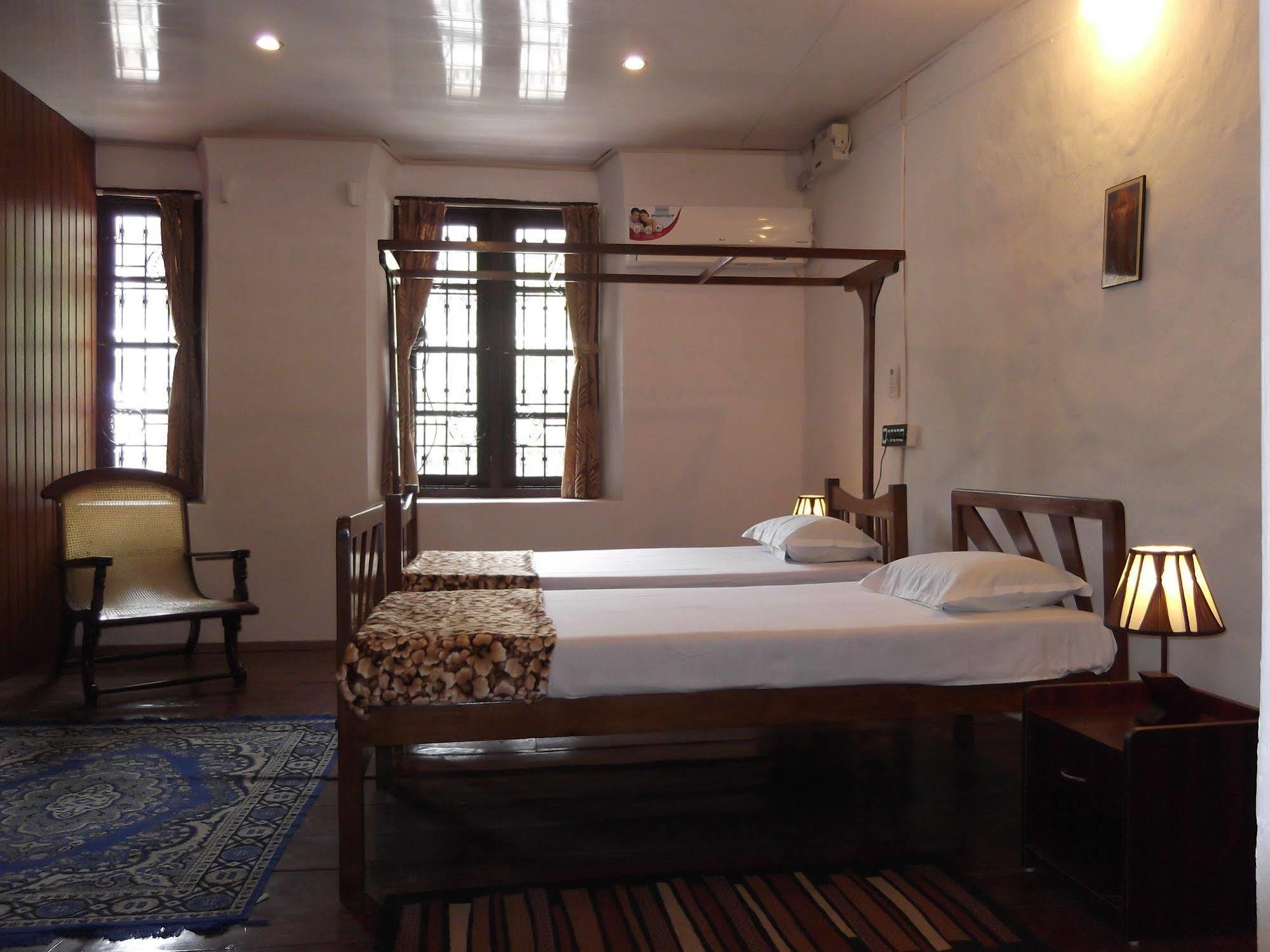 Madeleine Inn Kochi Buitenkant foto